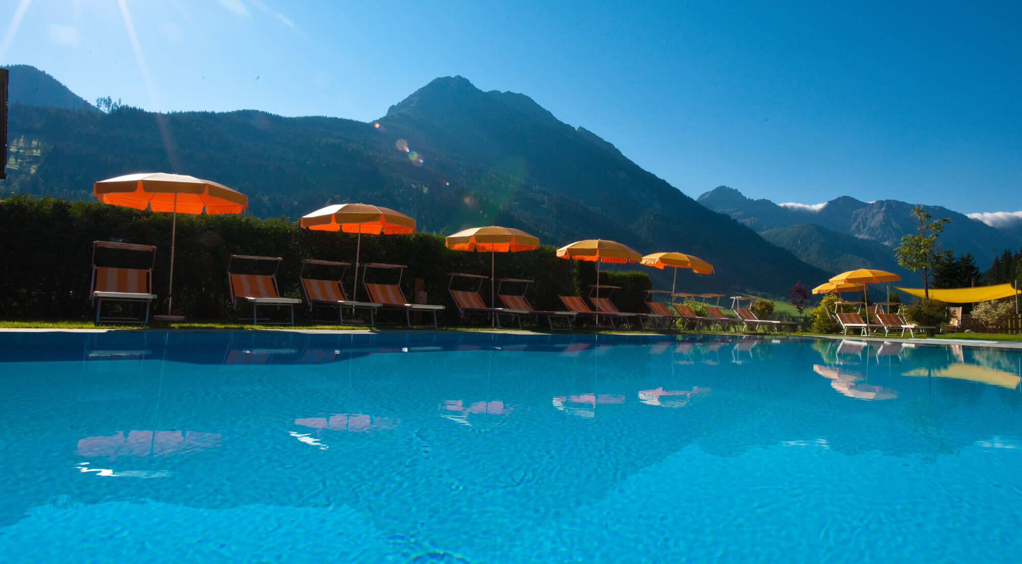 Hotel mit Freibad, Außenpool im Sommerurlaub im Salzburger Land, Österreich